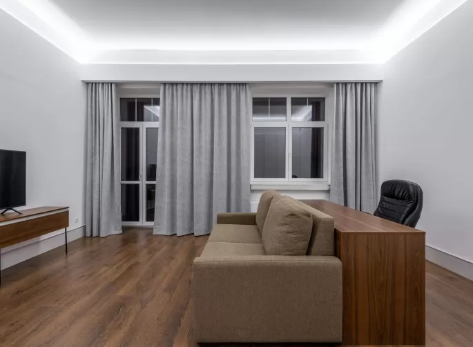 Натяжные потолки в зале